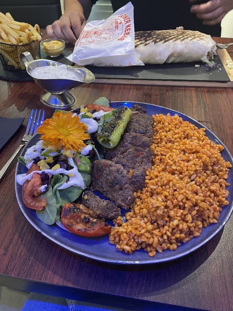 Assiette köfte grillée avec bulgur, salade et piment grillé