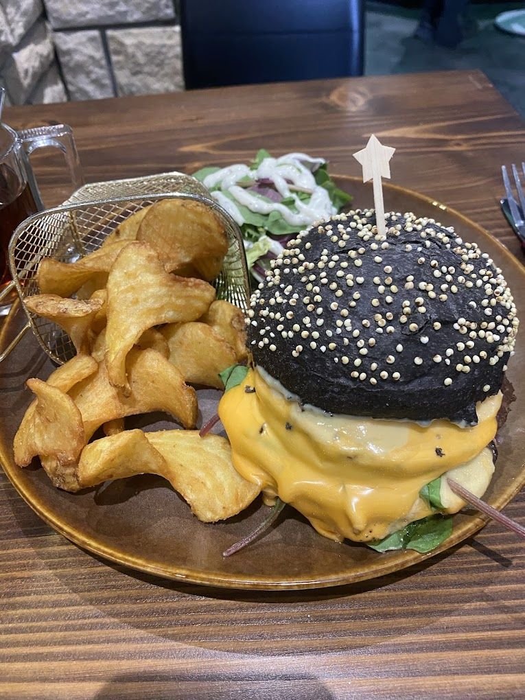 Burger Black Ember au pain noir, double steak et cheddar US fondu, potatoes