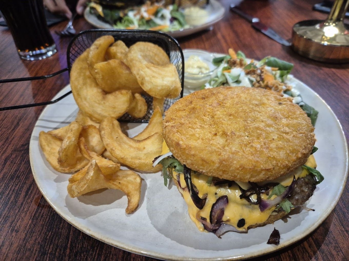 Burger Élite avec galette de pomme de terre, cheddar et oignons grillés